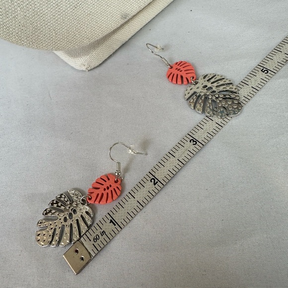 Silvertone and peach monstera leaf dangle earrings - Picture 4 of 5